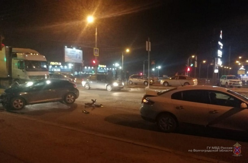 Волгоградка на Renault Megane напротив гипермаркета «Лента» протаранила четыре автомобиля 