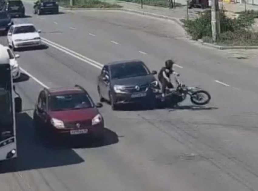 Чудом вынырнул из-под колес иномарки зазевавшийся мотоциклист в Волгограде