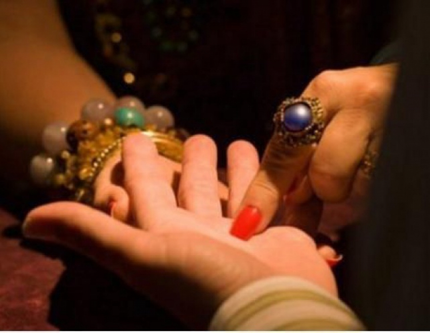 Цыганка «сняла порчу» с 15-летней школьницы под Волгоградом 