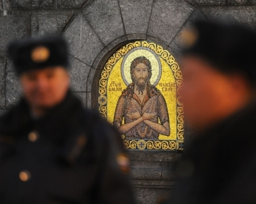 Под Волгоградом 21-летний парень избил священнослужителя в храме