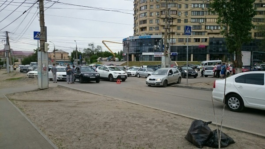 В центре Волгограда столкнулись 4 авто: движение парализовано
