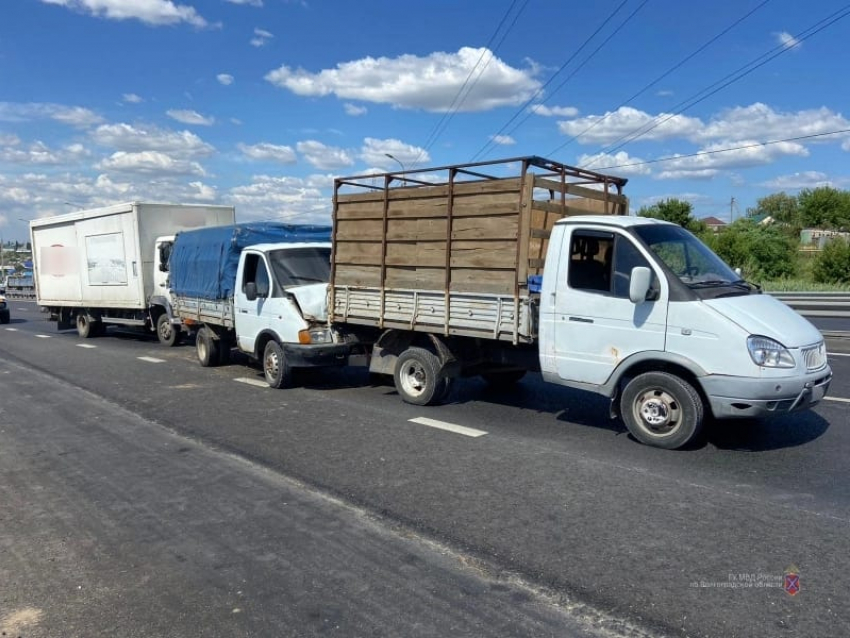  Фургон снес грузовик под Волгоградом: в ДТП выжил 30-летний мужчина