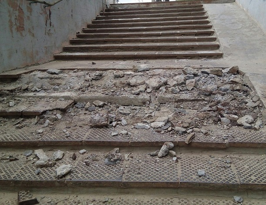 Вандалы растащили ступеньки подземного перехода в Волгограде