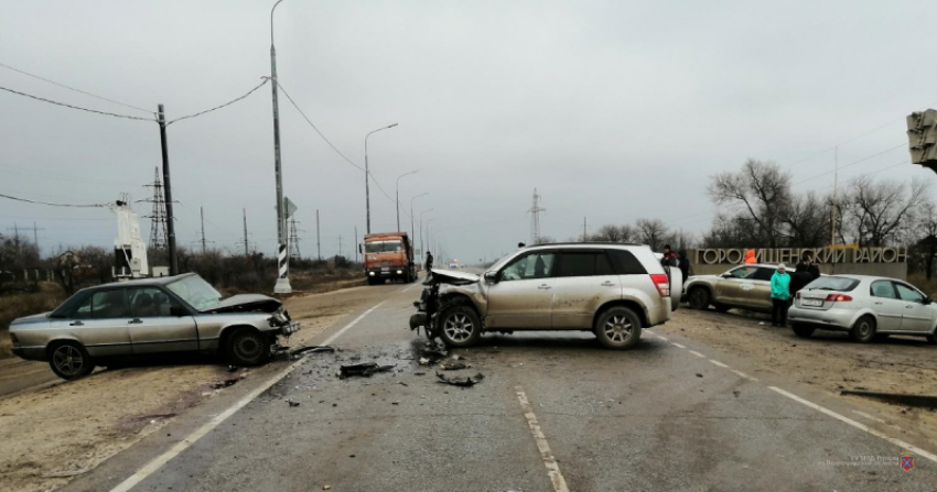 На севере Волгограда в тройном ДТП пострадали три человека