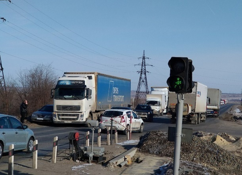 На железнодорожном переезде в Волгограде столкнулись фура и легковушка