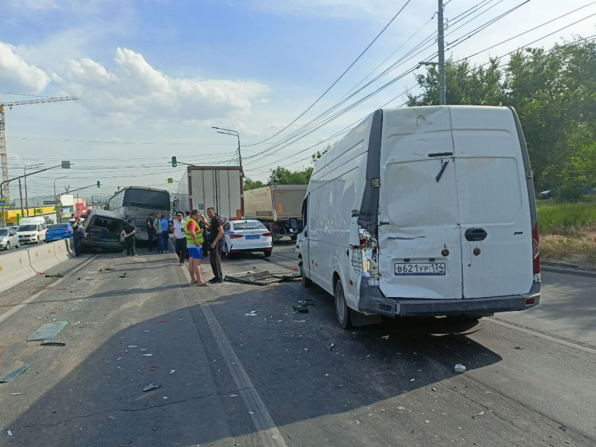 Момент столкновения 10 машин попал на видео в Волгограде 