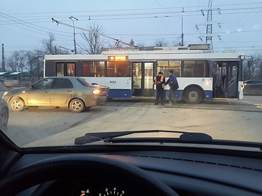 В Волгограде иномарка столкнулась с троллейбусом