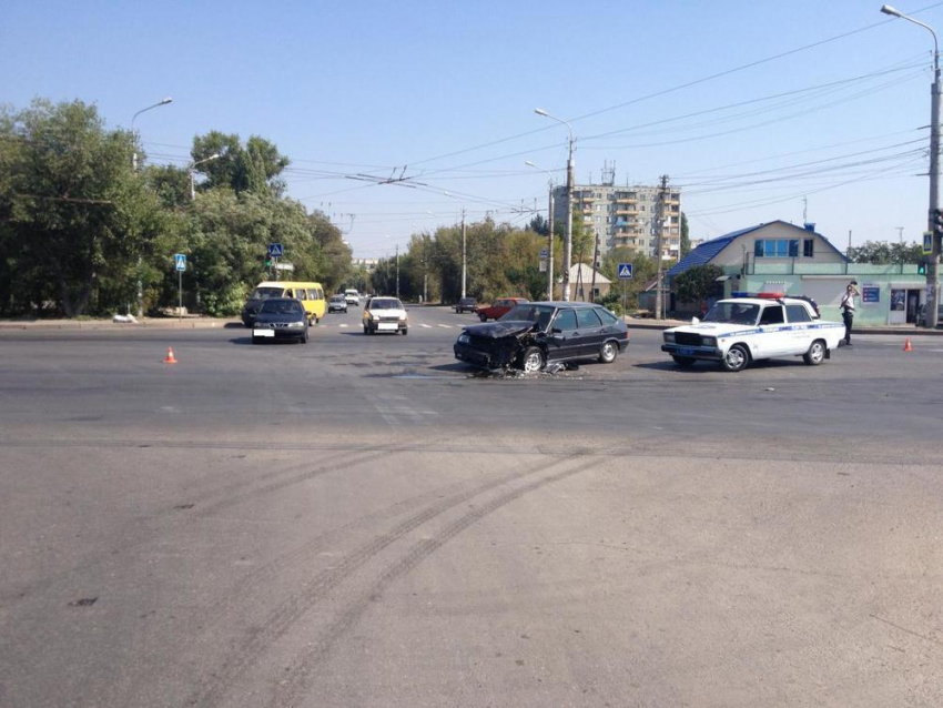 В ДТП на юге Волгограда столкнулись две легковушки и новый «Волгабас»