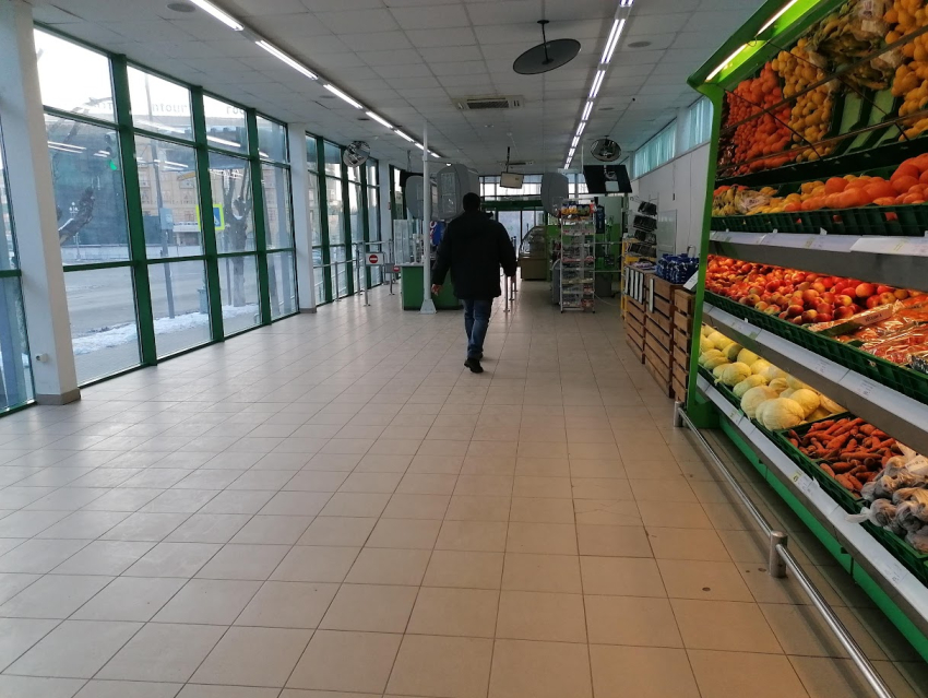 Волгоградец за два дня пронес мимо кассы в магазинах еды на 40 тысяч рублей