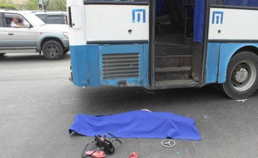 В Волжском водитель автобуса переехал упавшего при высадке пассажира 