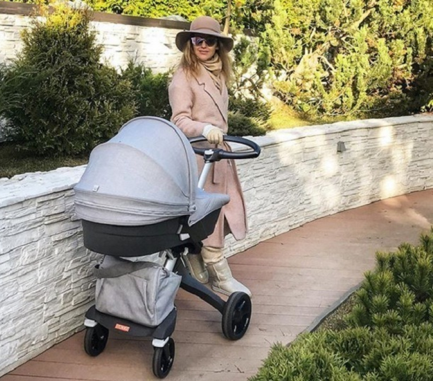 Юлия Ковальчук гуляет с дочкой в коляске стоимостью под 100 тысяч рублей
