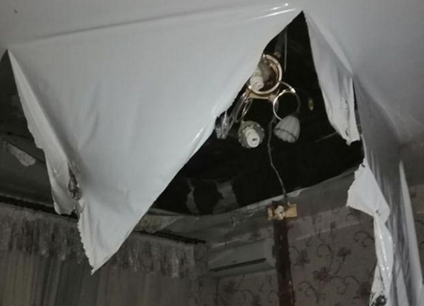 Кипяток ливанул с потолка: волгоградец успел спасти ребенка и жену, но сломал ногу