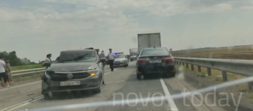 Фура с арбузами снесла половину Volkswagen на трассе Волгоград-Москва: видео