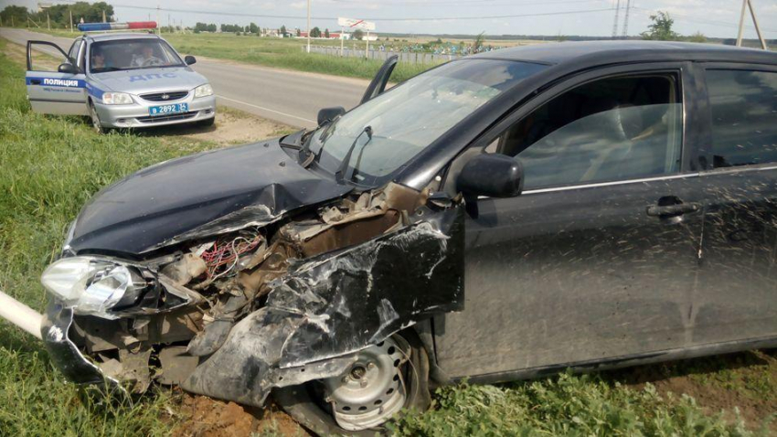 Пьяная автоледи под Волгоградом протаранила столб