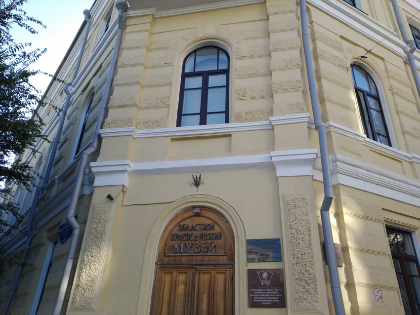 Набитую деньгами сумку подбросили к дверям волгоградского музея