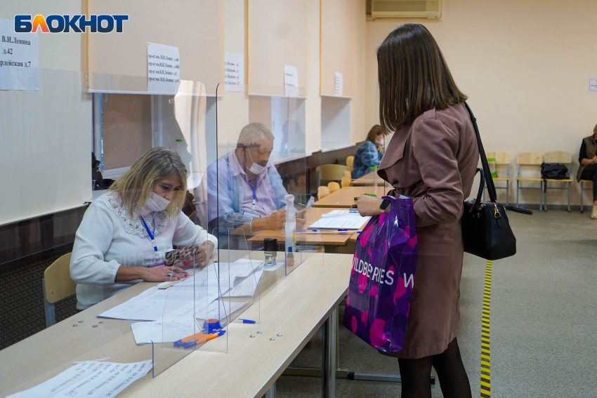 «Ничего не боятся»:  массовые нарушения на выездном голосовании фиксируют в Волгограде