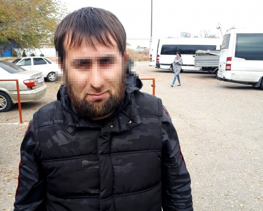 Избивший полицейского и подставивший брата водитель Mercedes взят под стражу в Волгограде