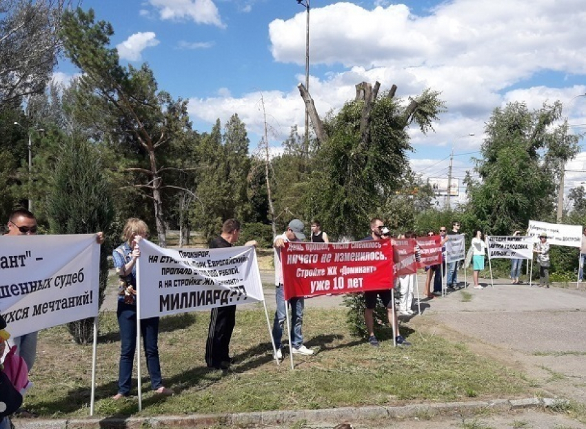 Обманутые дольщики уже трех жилых комплексов вышли на митинг в Волгограде
