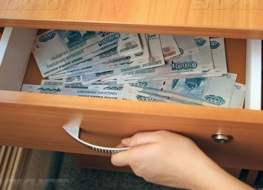Под Волгоградом главбух за три месяца присвоила 30 тысяч рублей