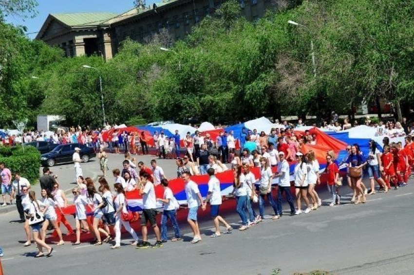 В Волгограде в День России развернут 85-метровый флаг