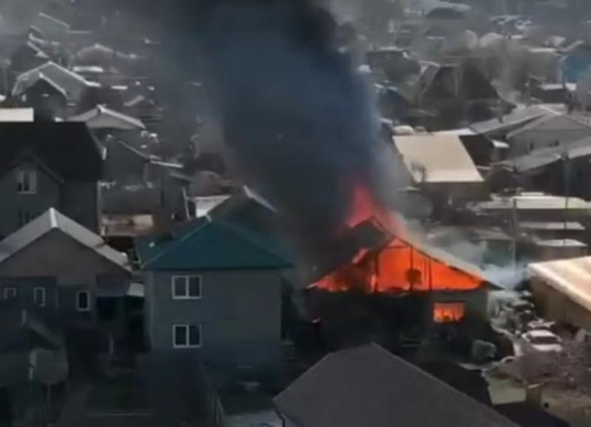 Огромный черный столб дыма: в Волгограде экстренно тушат частный дом