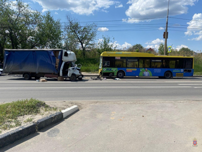 ГАЗель протаранила автобус с пассажирами в Волгограде