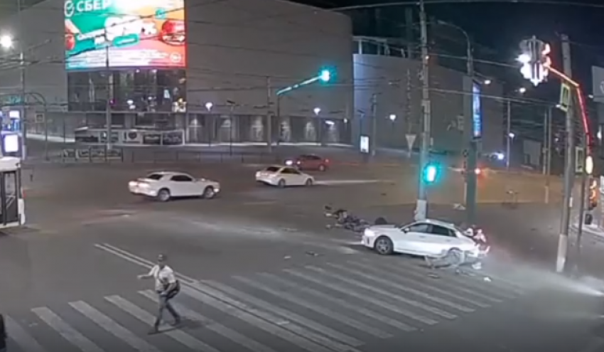 Появилось видео массовой аварии с Mercedes в центре Волгограда