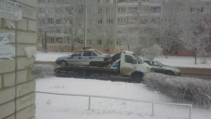 На юге Волгограда эвакуировали автомобиль ДПС