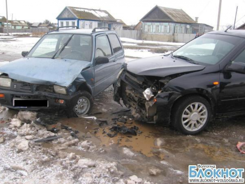 Под Волгоградом в аварии пострадали 3-летняя девочка и 57-летняя женщина