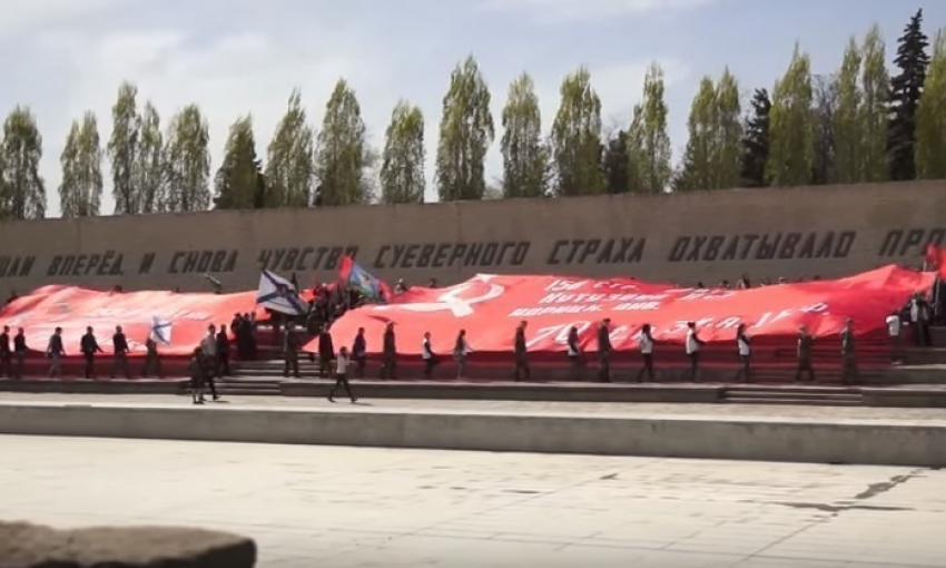 В Волгоград привезли грандиозное Знамя Победы