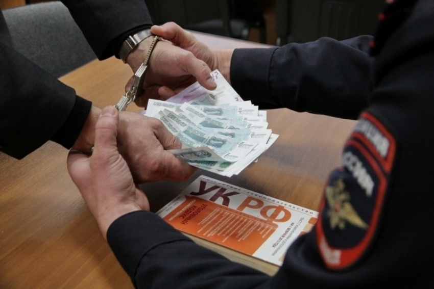 Житель юга Волгограда предложил приставу взятку взамен алиментов ребенку