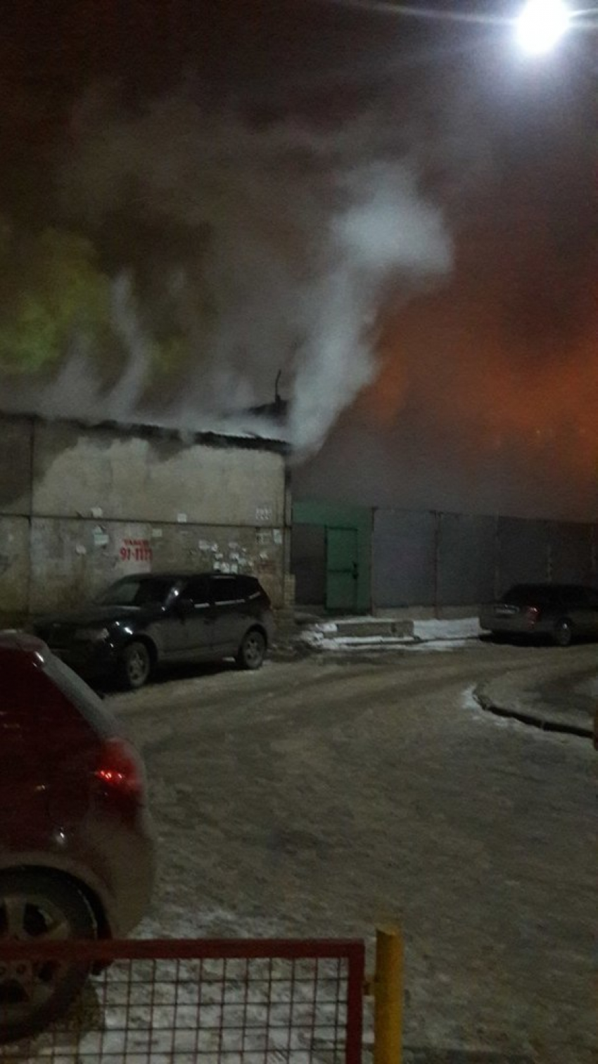 В Волгограде «БМВ» сгорела на стоянке во дворе