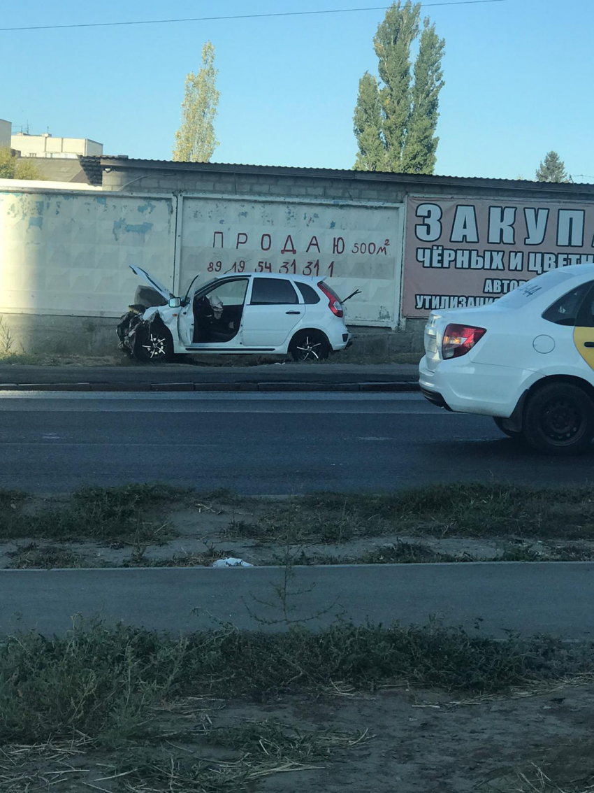 На Второй Продольной в Волгограде «Лада Калина» вылетела с дороги после ДТП  с «Нивой»: собирается пробка