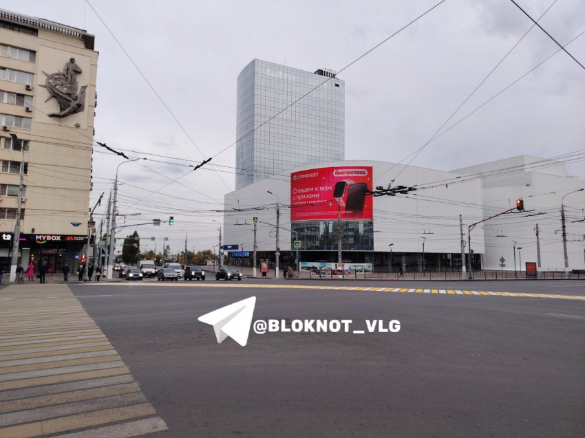 Разметку для пешеходов за ночь поменяли на оживленном перекрестке Волгограда