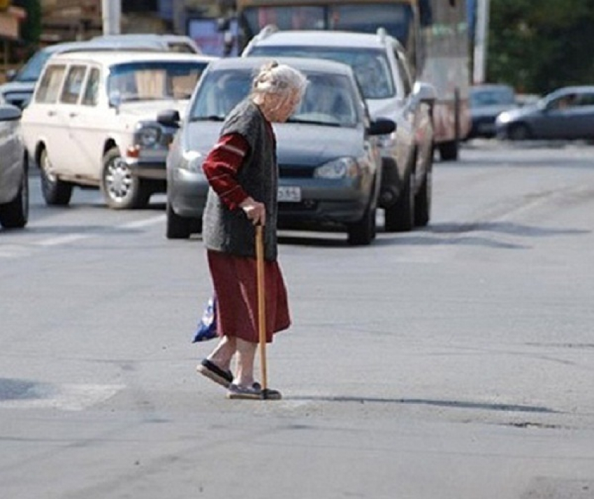 Под Волгоградом водитель сбил пенсионерку и скрылся с места ДТП