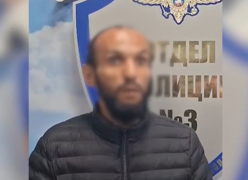 Без стыда забрал сотни тысяч рублей: курьера телефонных мошенников задержали в Волгограде