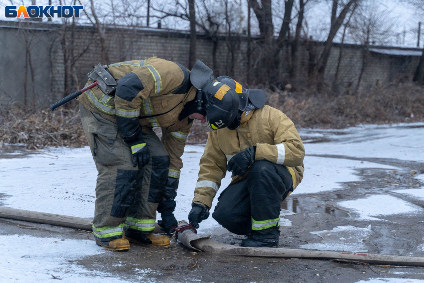 Автомобиль загорелся на платной парковке в Волгограде