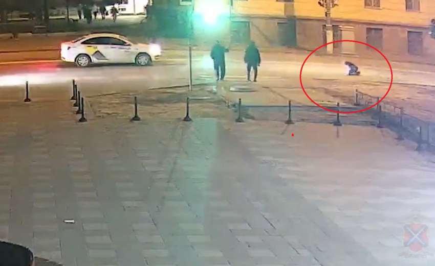 Бешеный байкер за 7 секунд покалечил подростка на переходе в Волгограде: шок-кадры