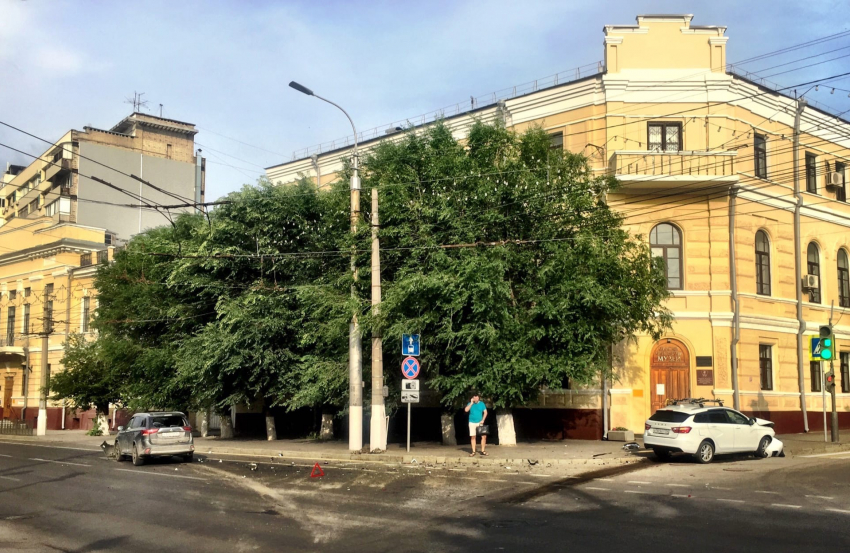 Авария у обладминистрации парализовала движение в центре Волгограда
