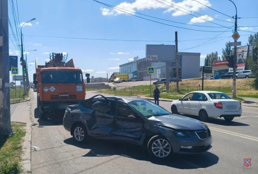 Бросок легковушки под КамАЗ попал на видео в Волгограде