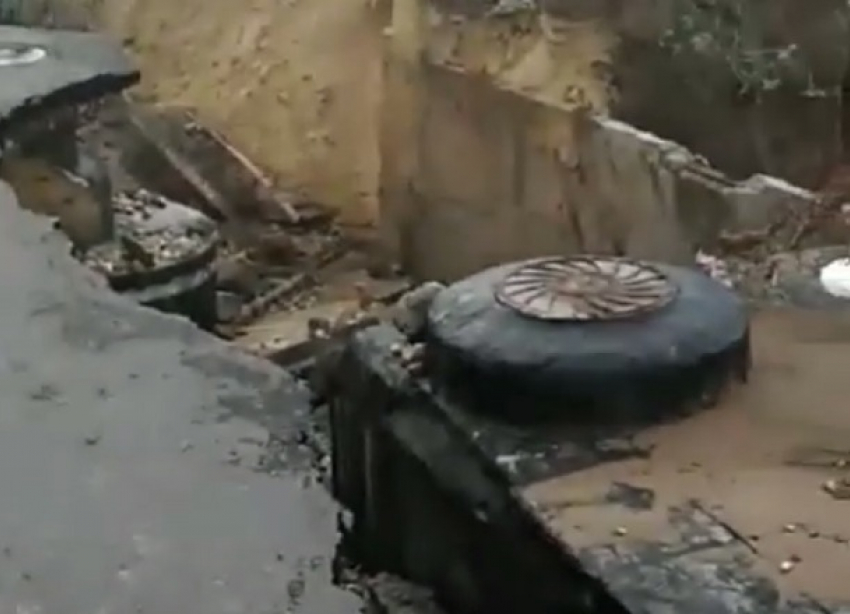 Новую дорогу к ЖК «Комарово» уничтожил сильный ливень в Волгограде