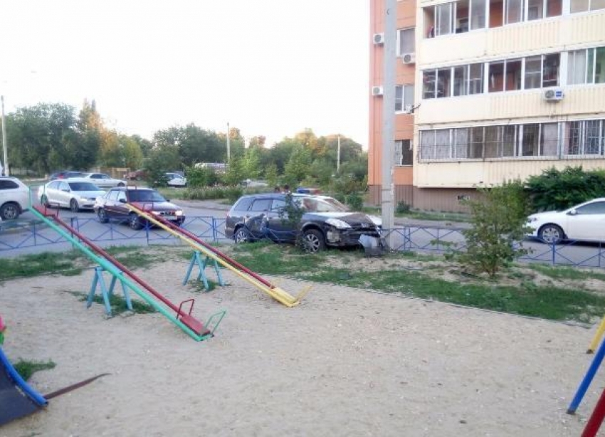 Под Волгоградом пьяный водитель на иномарке влетел на детскую площадку