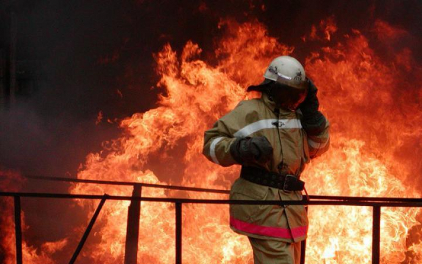 В Волгоградской области на пожарах за ночь пострадали трое человек