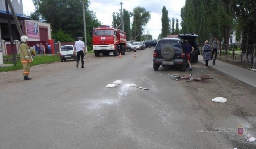 Женщина-водитель на Kia насмерть сбила велосипедиста и протаранила Land Rover под Волгоградом