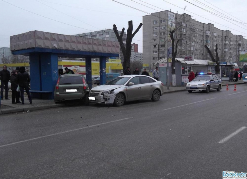 Женщина за рулем Калины врезалась в остановку в Волгограде