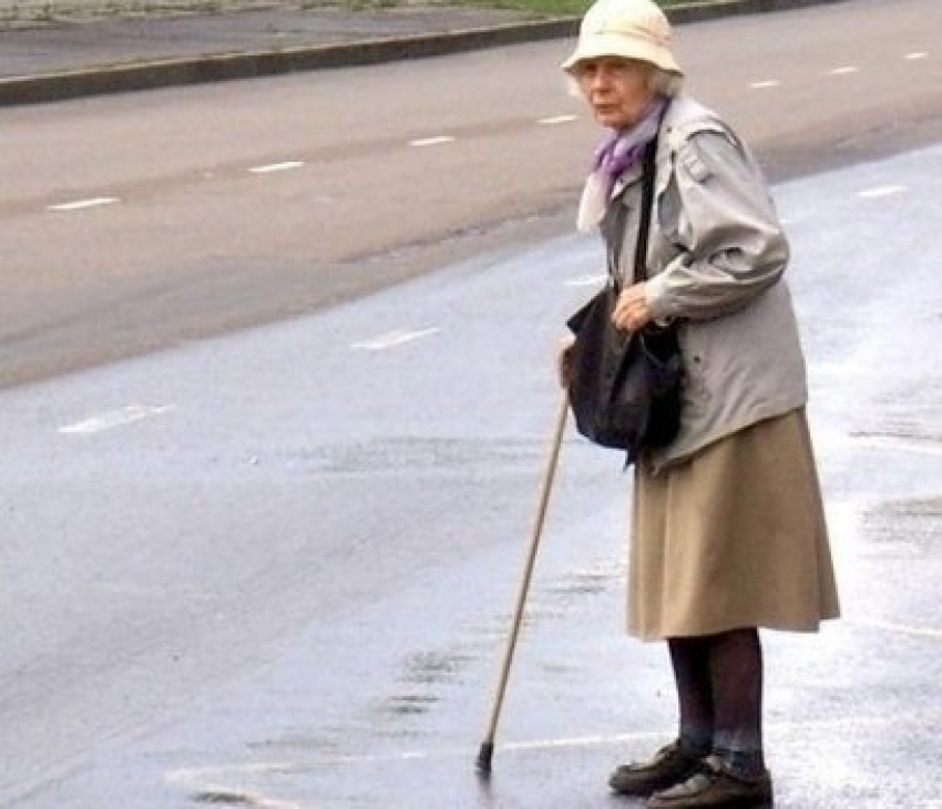 Пенсионерка попала под колеса автомобиля