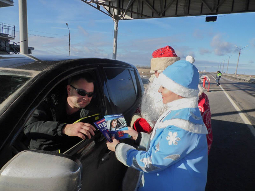 В Волгограде полицейские Дед Мороз и Снегурка одарили подарками местных водителей