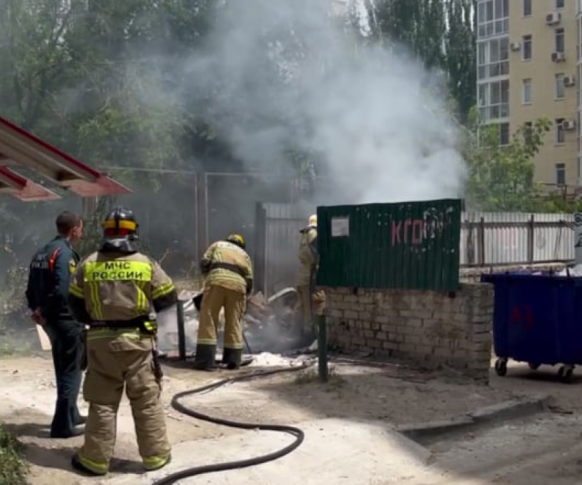 "Что-то взрывалось": 6-метровое пламя вспыхнуло в центре Волгограда 