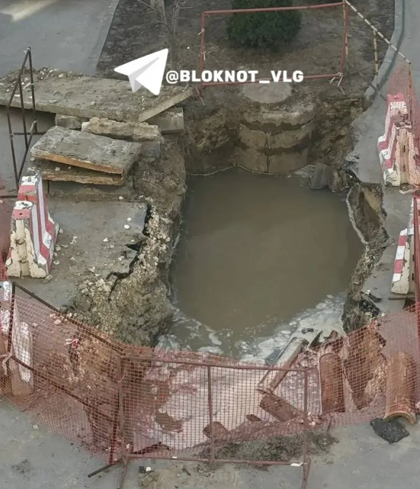 "Не сможем помыться на 8 Марта": парящая дыра кошмарит жителей МКД в Волгограде 