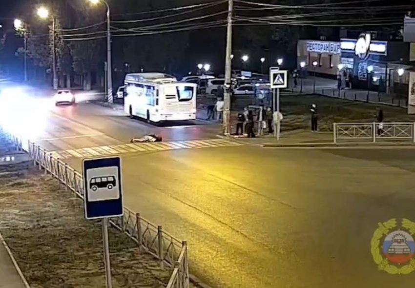 Пешеход рванул на «красный» в Волгограде и оказался под колесами «Весты»